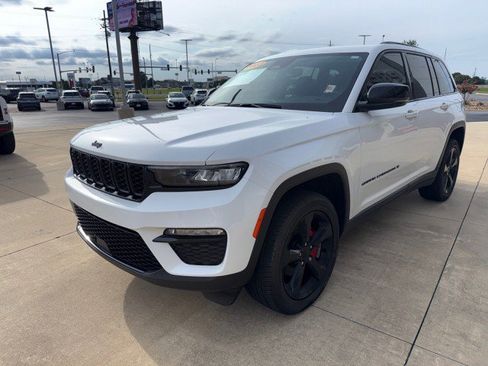 Used 2023 Jeep Grand Cherokee Limited w/ Black Appearance Package AWD/4WD image 5
