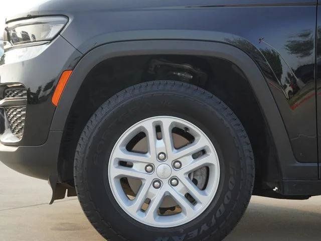 Certified 2024 Jeep Grand Cherokee Laredo RWD image 5