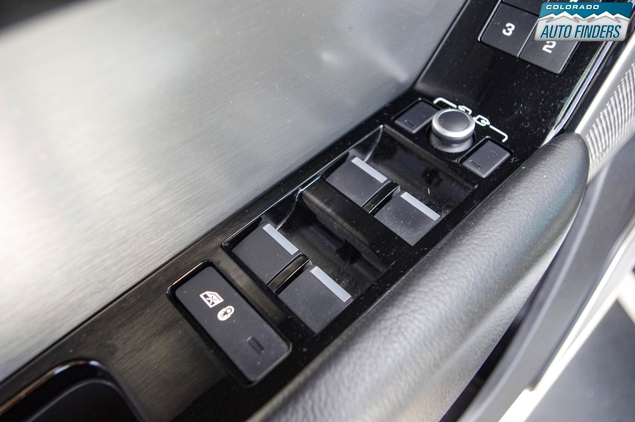 Used 2019 Land Rover Range Rover Velar R-Dynamic SE AWD/4WD image 11