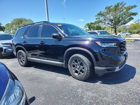 Used 2025 Honda Pilot TrailSport image 2