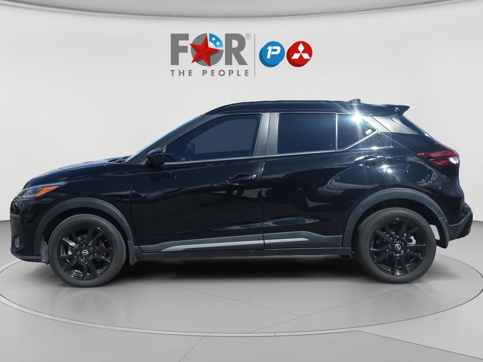 Used 2023 Nissan Kicks SR w/ SR Premium Package FWD image 2