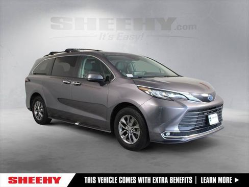 Certified 2023 Toyota Sienna XLE FWD image 1