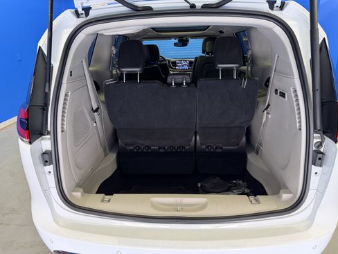 Used 2022 Chrysler Pacifica Limited w/ Uconnect Theater Family Group FWD image 29