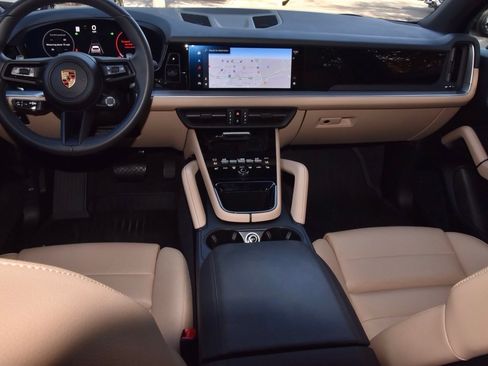 Used 2025 Porsche Cayenne Base image 16