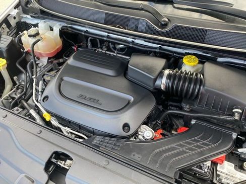 Used 2022 Chrysler Voyager LX image 13