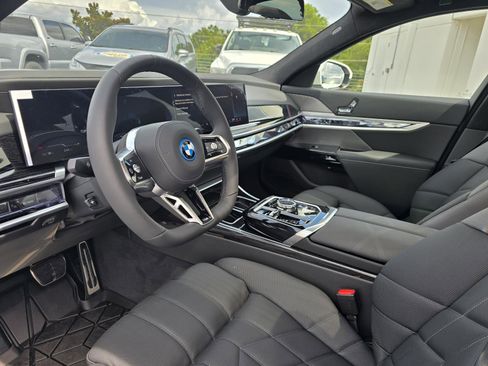 New 2025 BMW i7 xDrive60 w/ Premium Package image 17