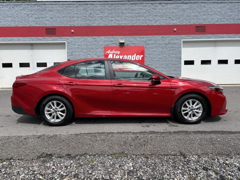 Used 2025 Toyota Camry LE w/ Convenience Package FWD image 2