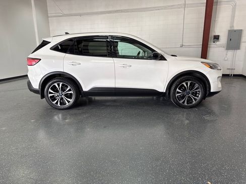 Used 2021 Ford Escape SE w/ SE Sport Appearance Package image 3