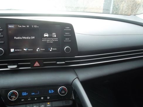 Used 2025 Hyundai Elantra Blue image 10