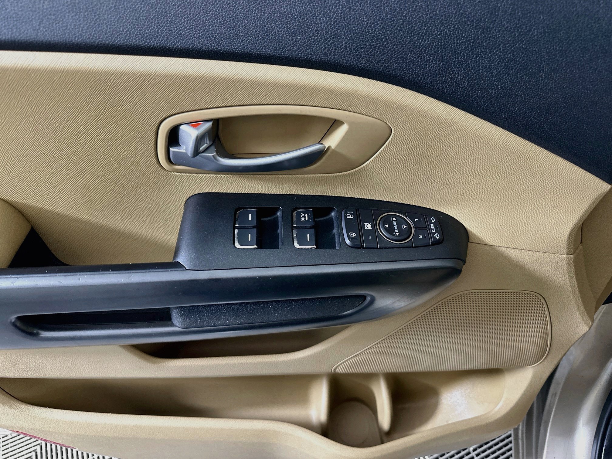 Used 2016 Kia Sedona LX w/ Option Group 020 FWD image 15