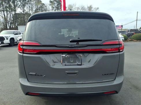 Used 2025 Chrysler Pacifica Limited image 2