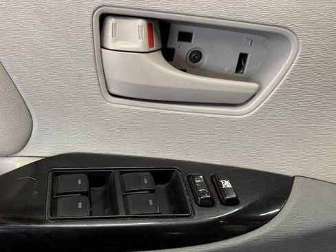 Used 2011 Toyota Sienna LE image 12