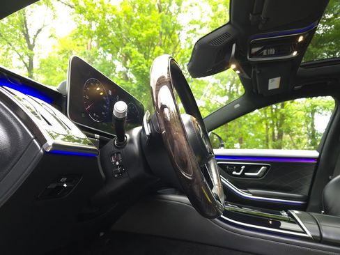 Used 2022 Mercedes-Benz S 580 4MATIC Sedan w/ AMG Line Package image 32