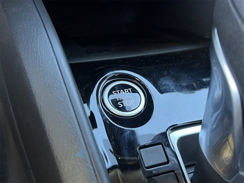 New 2025 Nissan Versa SR w/ Trunk Package image 16