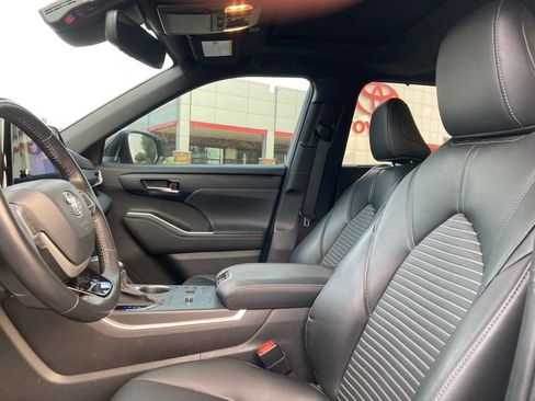 Used 2024 Toyota Highlander XSE FWD image 8