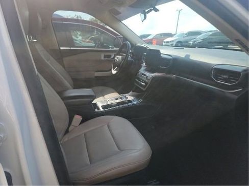 Used 2021 Ford Explorer XLT w/ Equipment Group 202A RWD image 4