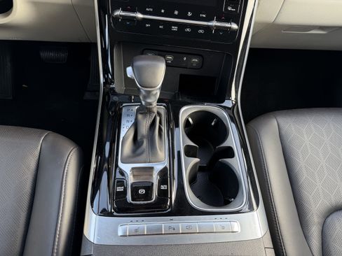 Used 2024 Kia Carnival EX image 21