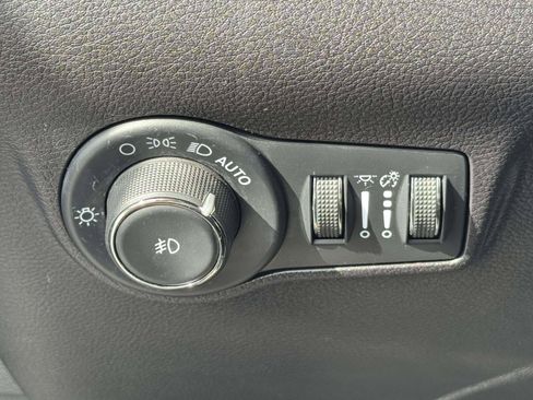 Used 2025 Jeep Compass Latitude w/ Convenience Group AWD/4WD image 21