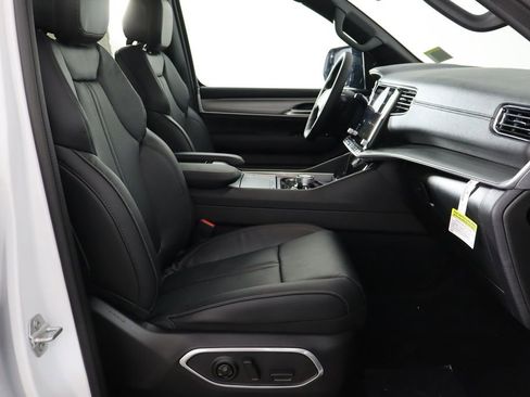 New 2026 Jeep Grand Wagoneer 4WD image 18