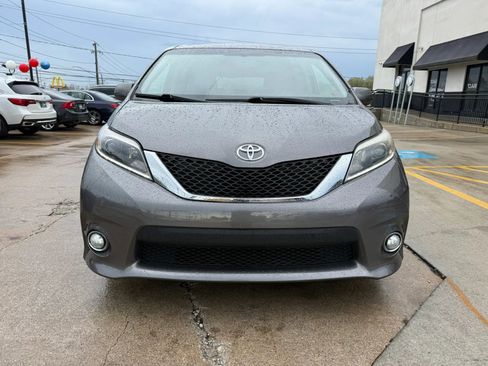 Used 2017 Toyota Sienna SE FWD image 4