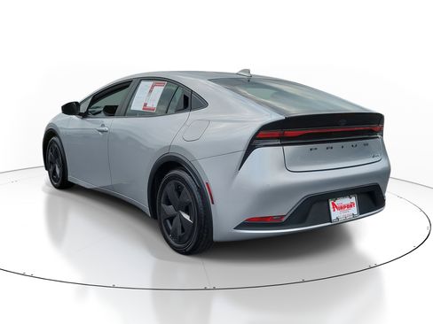 Used 2025 Toyota Prius LE image 3