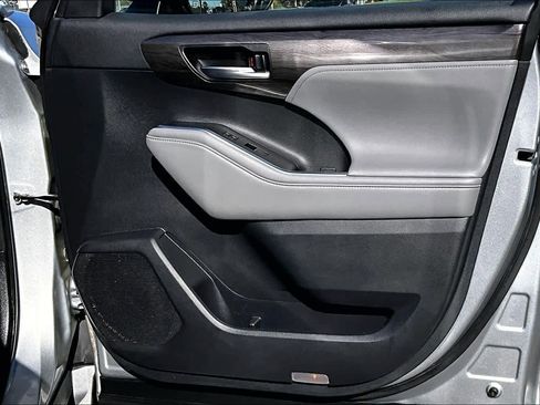 Used 2021 Toyota Highlander Platinum image 27