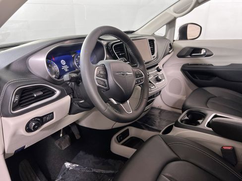 Used 2023 Chrysler Pacifica Touring-L w/ Uconnect Theater Family Group image 9