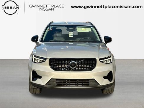 Used 2024 Volvo XC40 B5 Core image 2