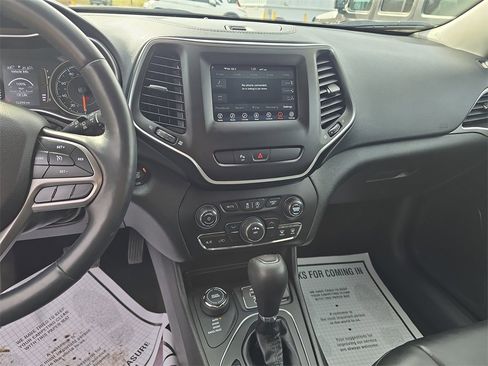 Used 2019 Jeep Cherokee Latitude Plus w/ Cold Weather Group image 19