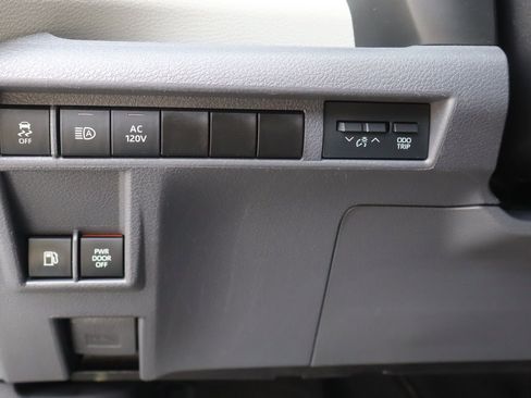 Used 2022 Toyota Sienna Limited image 29