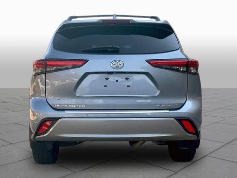 Used 2023 Toyota Highlander Platinum FWD image 5