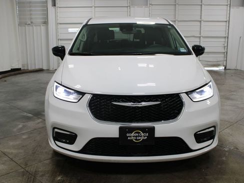 Used 2024 Chrysler Pacifica Touring-L FWD image 3