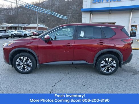 Used 2023 Nissan Rogue SV image 2