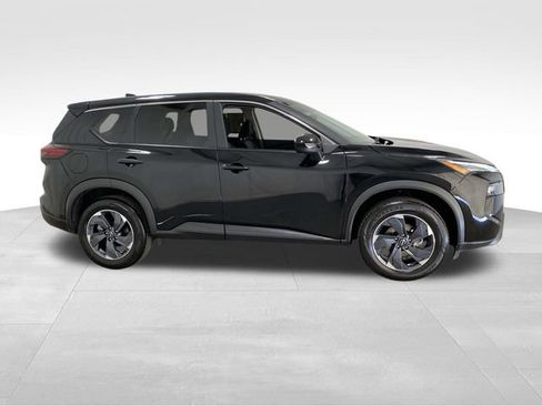 Used 2024 Nissan Rogue SV image 2