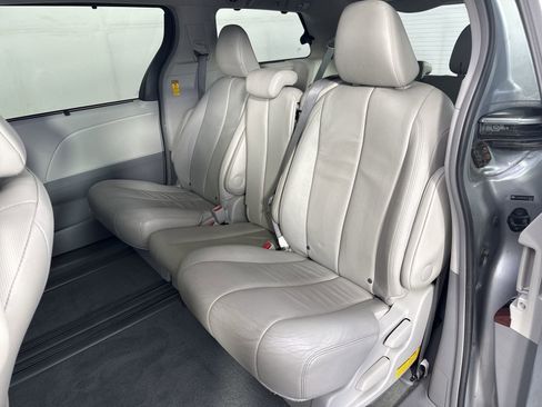Used 2014 Toyota Sienna XLE FWD image 21
