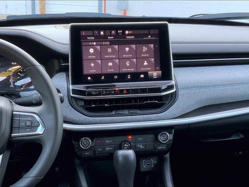 Used 2024 Jeep Compass Latitude image 11