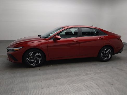 Used 2025 Hyundai Elantra SEL FWD image 2