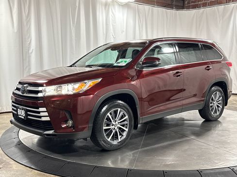 Used 2019 Toyota Highlander XLE w/ Carpet Mat Package (TMS) AWD/4WD image 1
