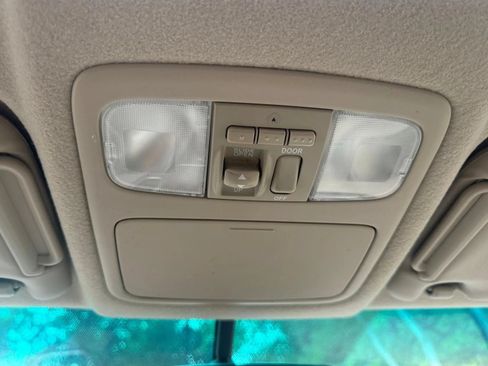 Used 2005 Toyota Highlander Limited w/ Leather Trim Pkg AWD/4WD image 27