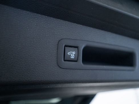 Used 2025 Toyota Sienna XLE image 44