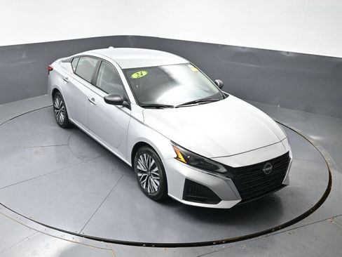 Used 2024 Nissan Altima 2.5 SV FWD image 41