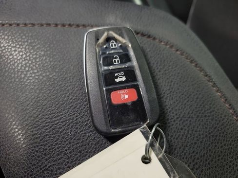 Used 2020 Toyota Camry XLE FWD image 16