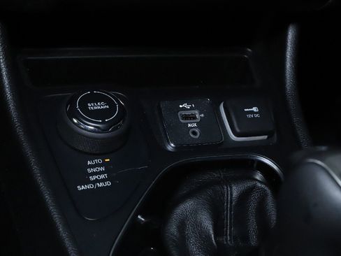 Used 2019 Jeep Cherokee Limited image 27