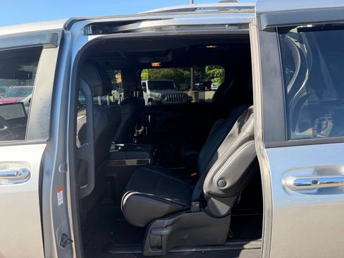 Used 2025 Toyota Sienna Platinum AWD/4WD image 10
