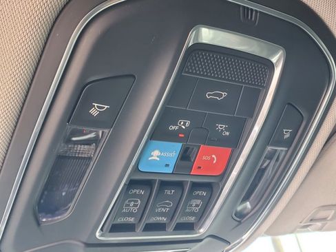 Used 2022 Jeep Grand Cherokee Limited image 28