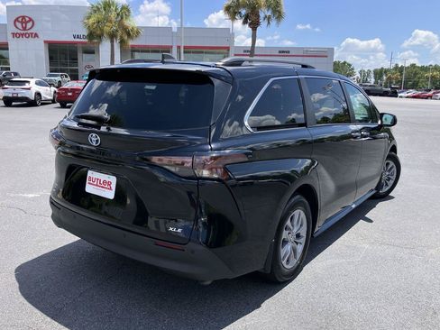 Used 2025 Toyota Sienna XLE w/ XLE Plus Package FWD image 5