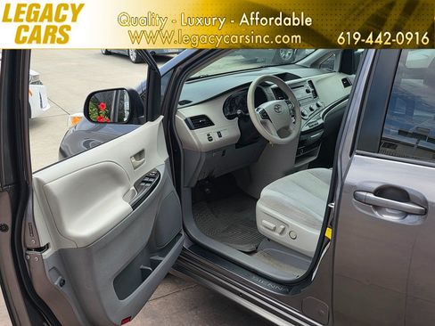 Used 2012 Toyota Sienna LE w/ Preferred Pkg FWD image 53