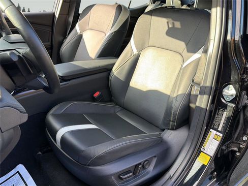 Used 2025 Toyota Camry SE FWD image 9