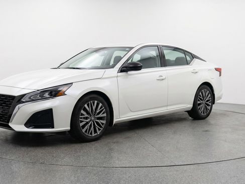 Used 2025 Nissan Altima 2.5 SV FWD image 3