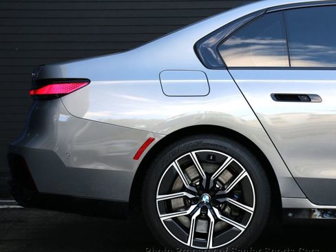 Used 2023 BMW 760i xDrive w/ Executive Package image 15